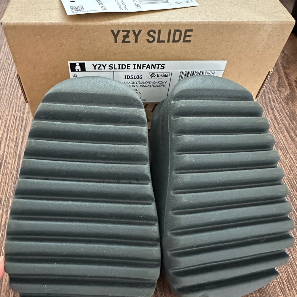 Adidas Kids Yeezy Slide Dark Gray - Picture 4 of 7